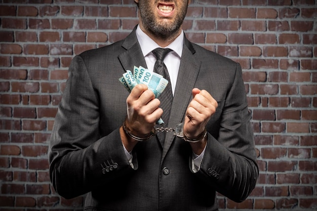 Co oznacza sen o kradzieży pieniędzy i z czego może wynikać?