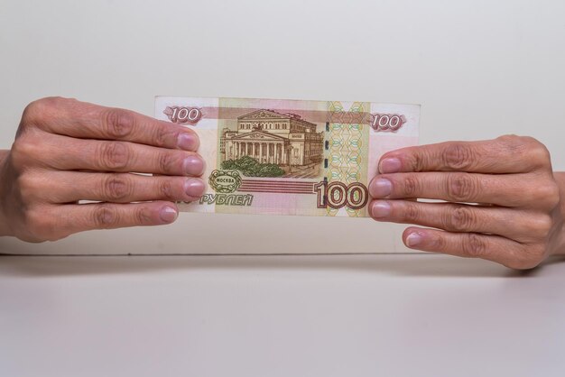 Ile waży banknot 10 zł i czy różni się od innych nominałów?