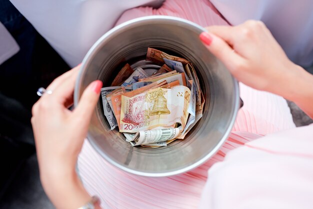 Jak przechowywać banknoty, by nie traciły wartości?