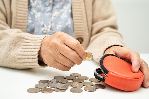 Jak sprawdzić wartość starej monety samodzielnie?