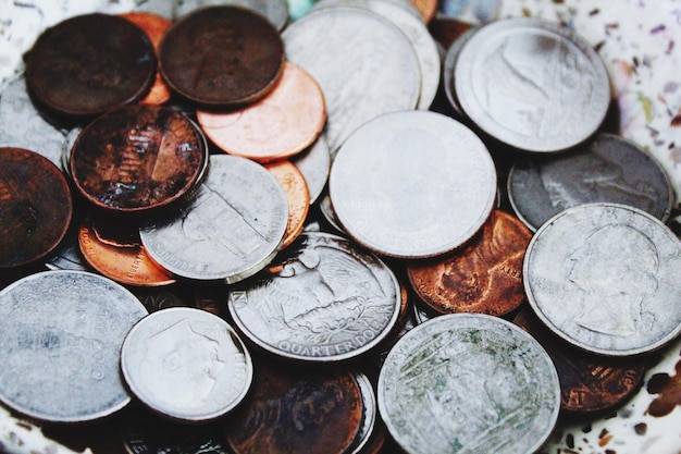 Kto produkuje polskie monety i jak wygląda ten proces?